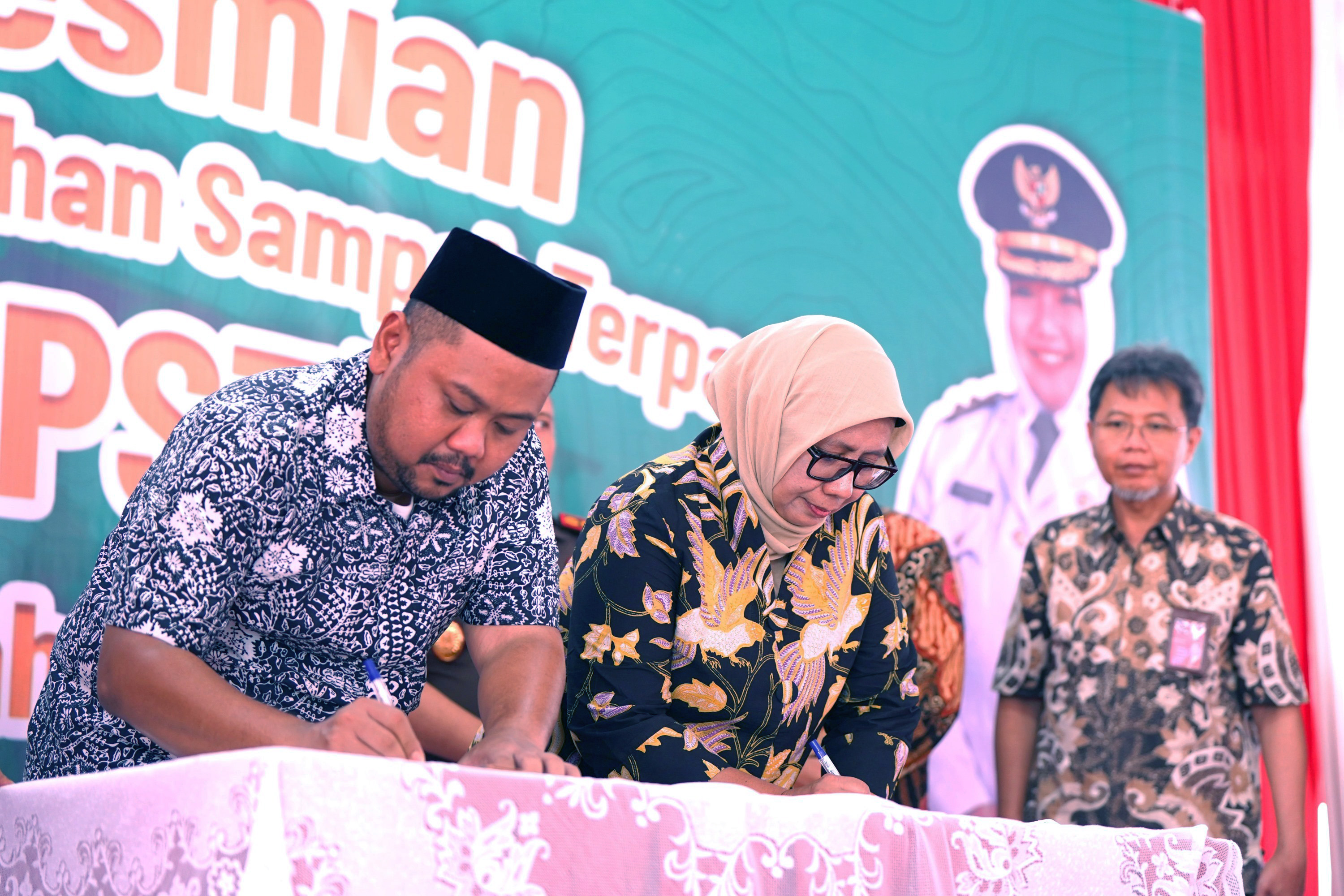 SIG dan Pemkab Gresik Teken Kerja Sama Pemanfaatan Bahan Bakar Alternatif dari Sampah