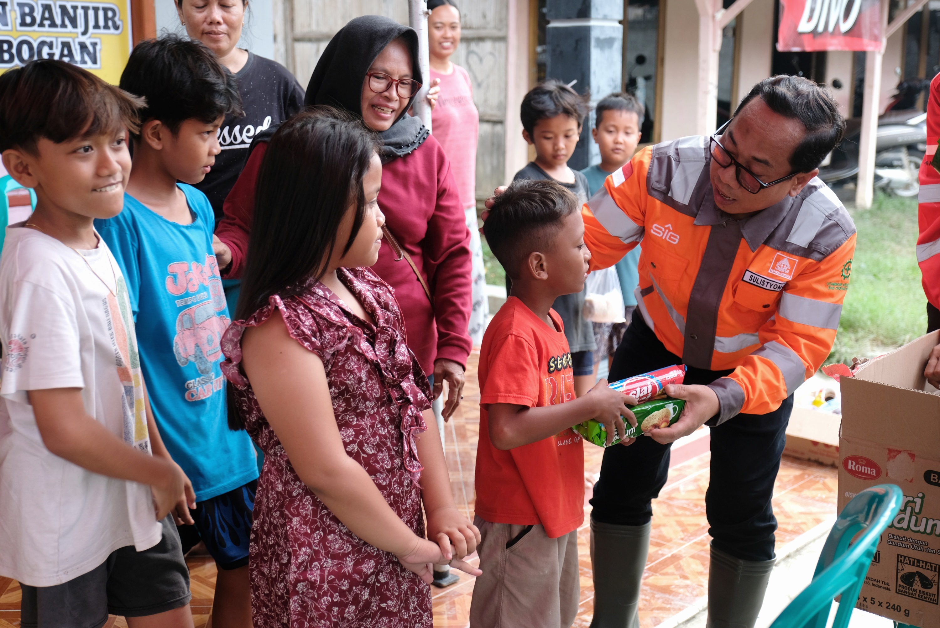 SIG Salurkan Paket Sembako dan Kebutuhan Pokok untuk Korban Bencana Banjir Bandang Grobogan dan Demak