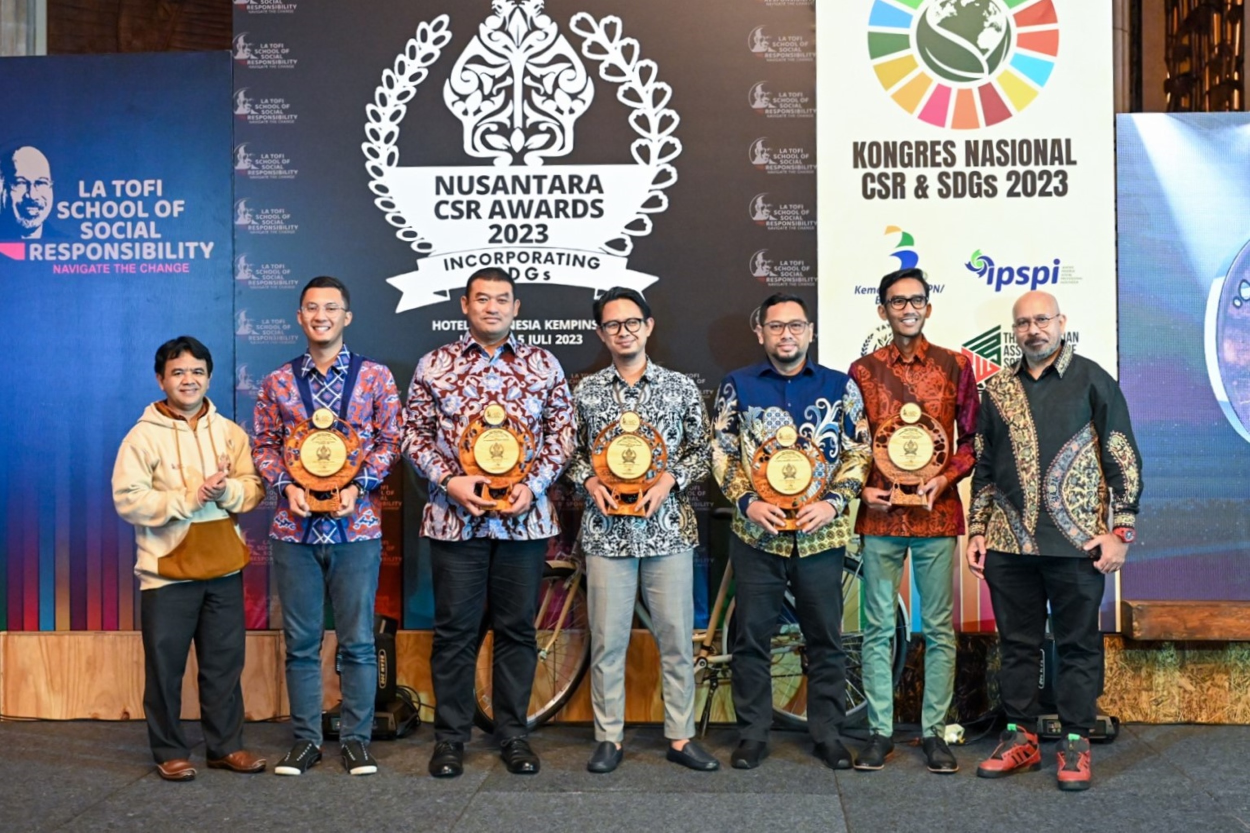 Borong Sepuluh Penghargaan, SIG Raih Predikat Platinum pada Nusantara CSR Awards 2023