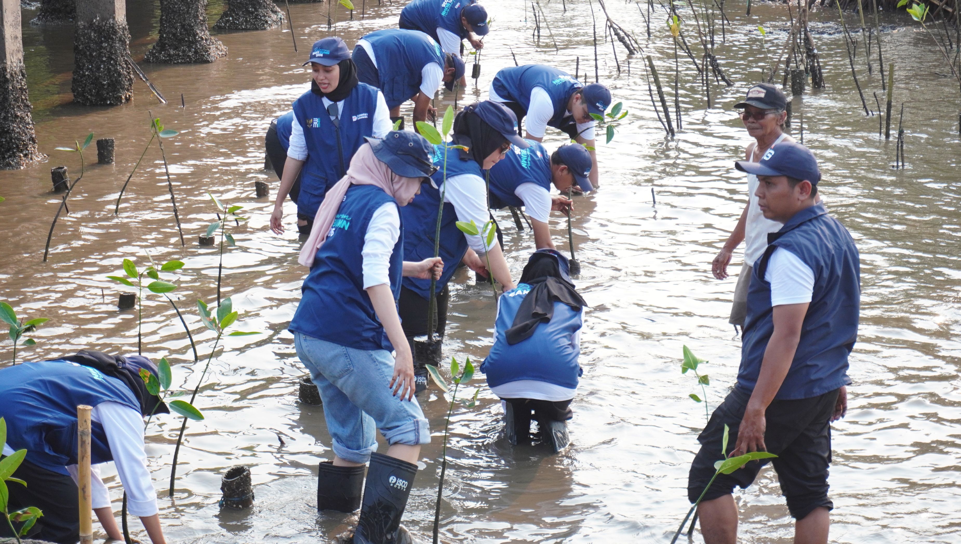Lanjutkan Pelestarian Pantai Bahak Probolinggo, SIG Ajak 10 Relawan Bakti BUMN 2026 Perkuat Ekosistem Pesisir